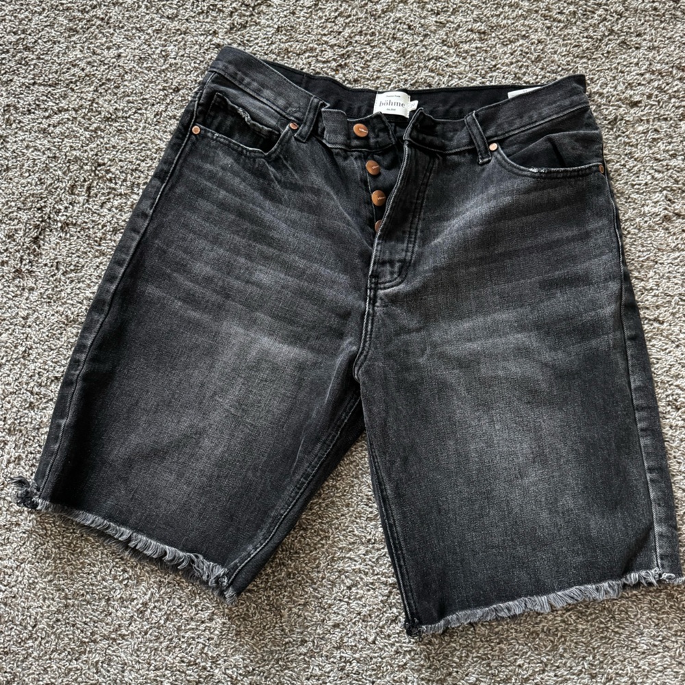 Bohme size 29 black Bermuda shorts.